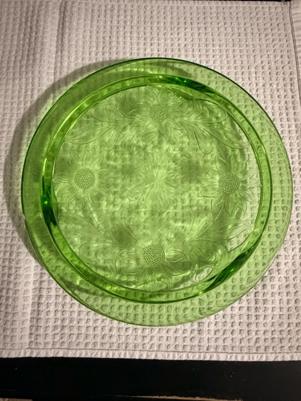 Green Depression Uranium Cake Plate *minor cut marks in glass shown in pics *